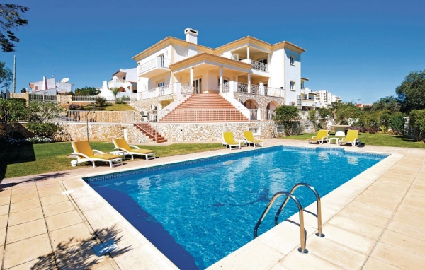 Hus med pool i Portugal